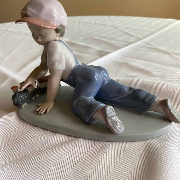 RETIRED 1995 ‘ALL ABOARD LLADRO’ PORCELAIN FIGURINE -Item #01007619 - Picture 5 of 9